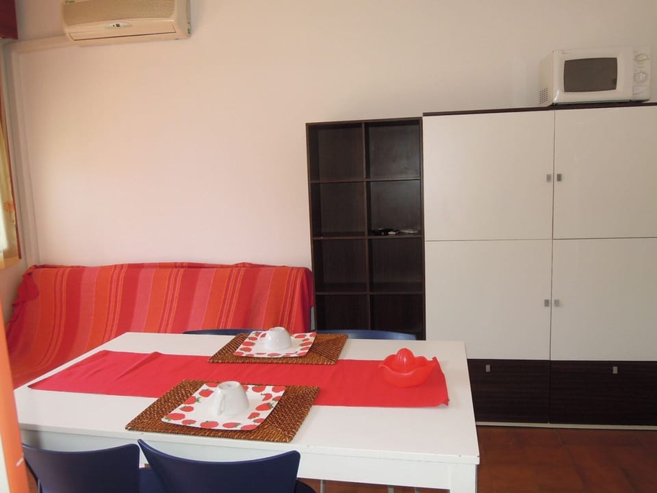 Apartment, 2 Bedrooms, Pool View | Dining room