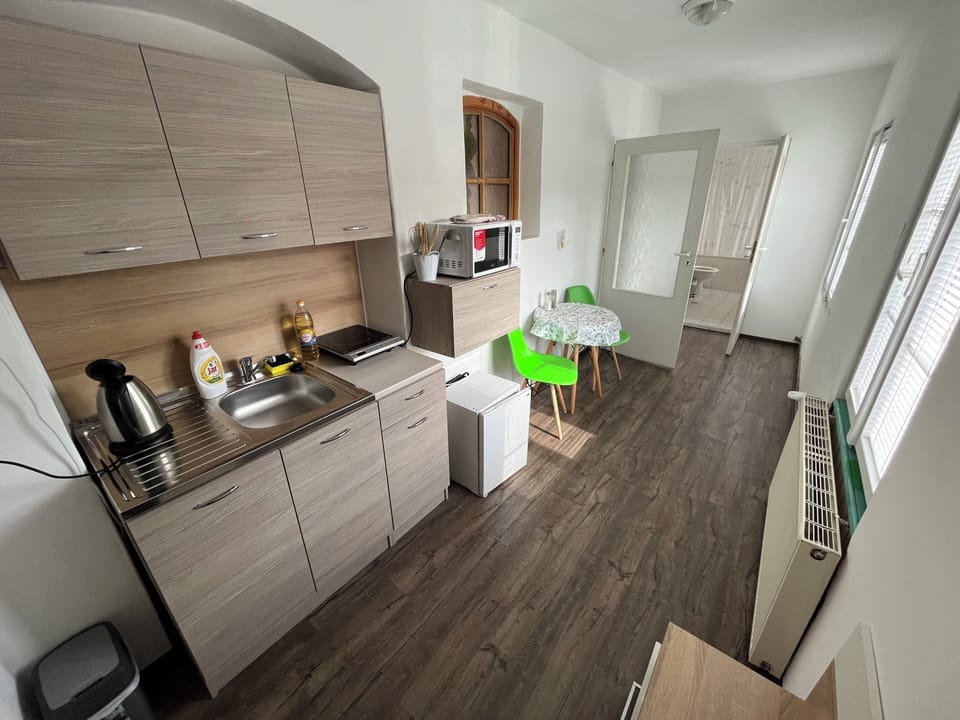 Comfort Room | 1 bedroom, hypo-allergenic bedding, desk, laptop workspace