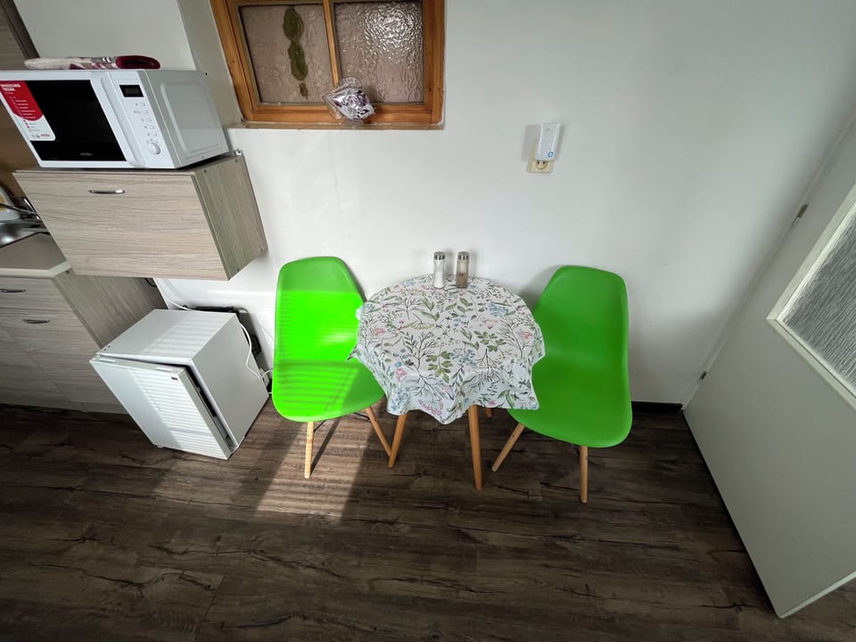 Comfort Room | 1 bedroom, hypo-allergenic bedding, desk, laptop workspace