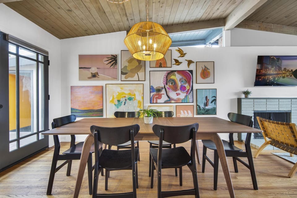 Dining room for 6

The fireplace is to not be utilized.