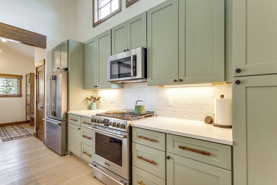 Kitchen | Equipped w/ Cooking Essentials