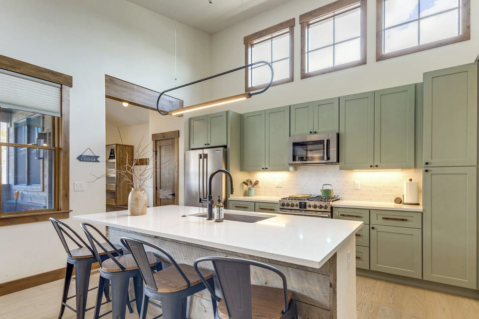 Kitchen | High-End Amenities