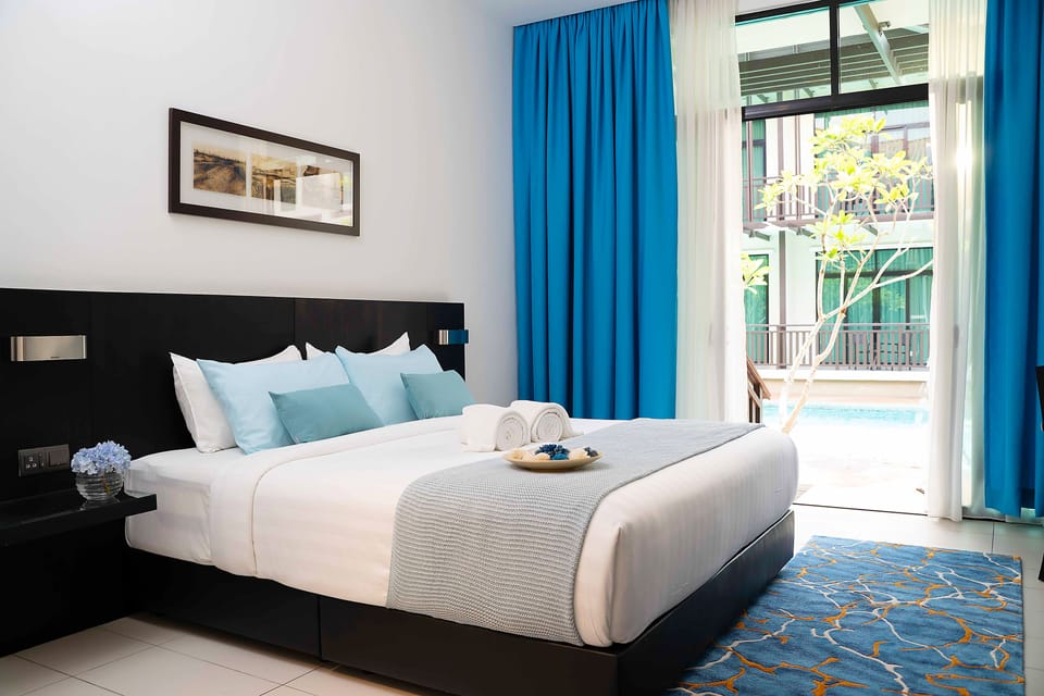 Executive Double Room, 1 King Bed, Pool View | Minibar, in-room safe, desk, blackout drapes
