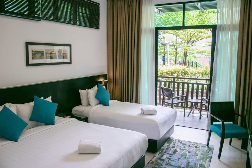 Superior Room | Living area | Flat-screen TV