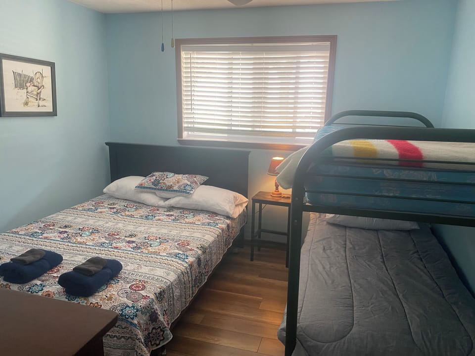 Queen x 1, single bunks x 2; dressers x 2 for storage