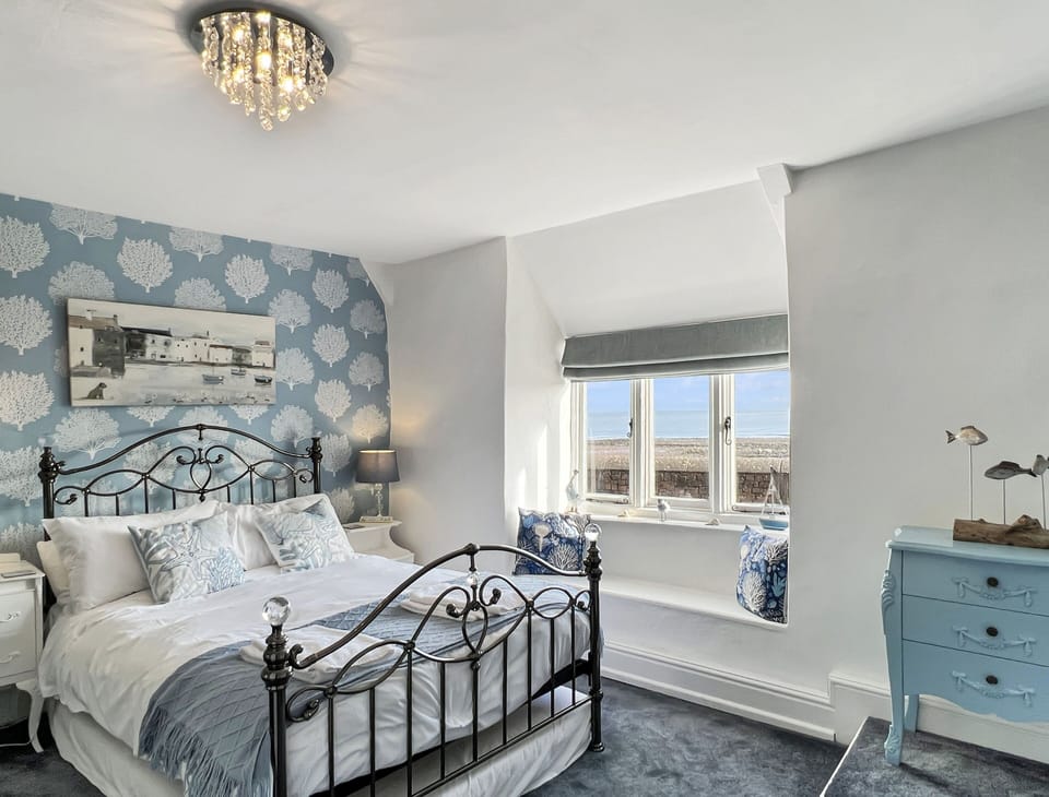 Cosy bedroom overlooking the coast at Minehead