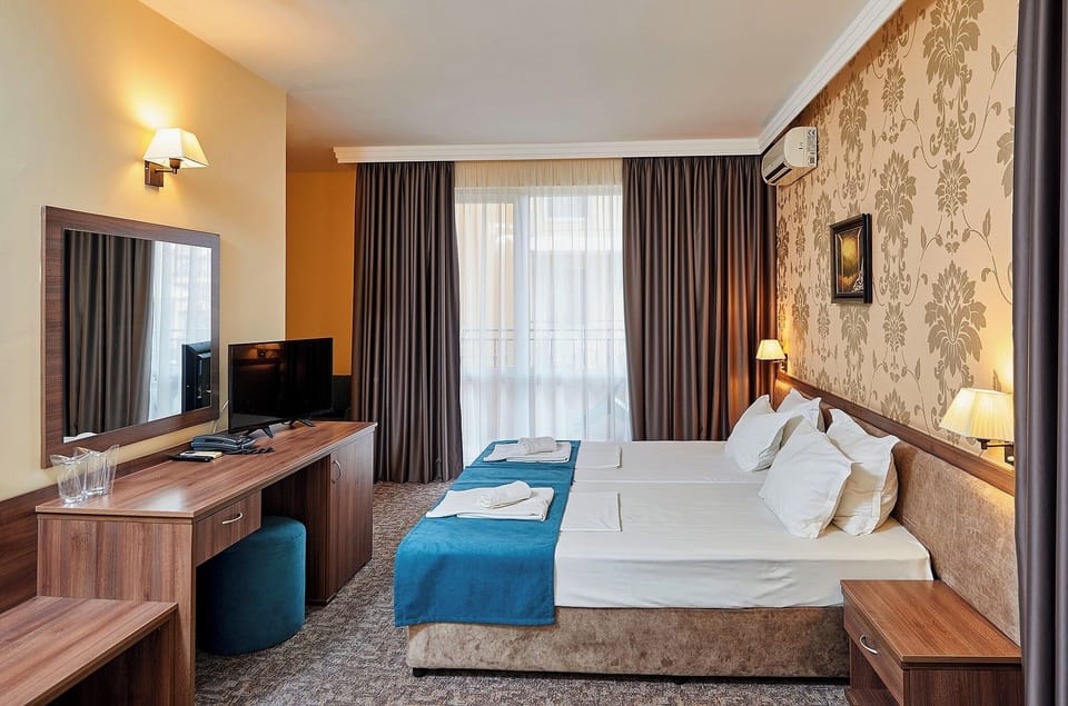 Junior Suite (3 adults + 1 child) | In-room safe, desk, free WiFi, bed sheets