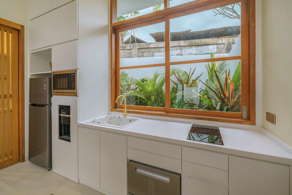 Luxury Villa | Private kitchen | Mini-fridge, microwave, stovetop, cookware/dishes/utensils