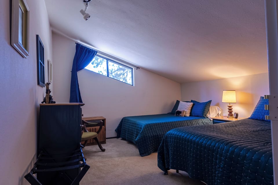Cozy double bedroom with queen and full sized beds