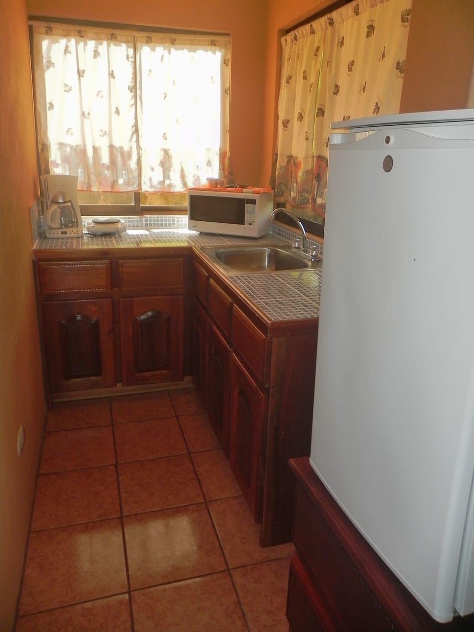 Studio, 1 Queen Bed | Private kitchenette | Fridge, coffee/tea maker
