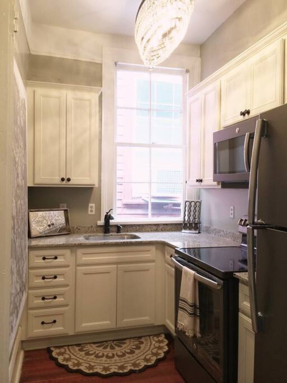 Brand new kitchen with modern ammenities and everything you need to prepare a gourmet meal.