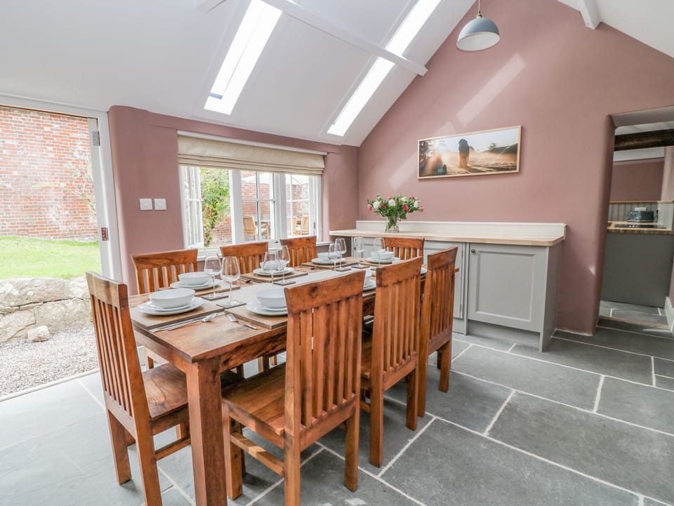 Cottage | Dining