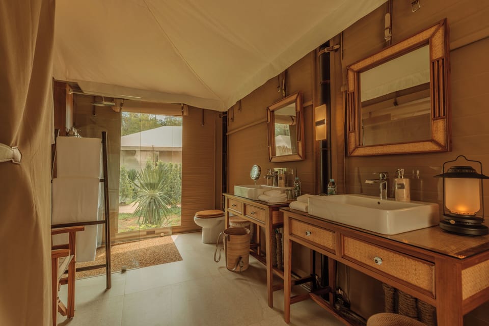 Shower, hydromassage showerhead, free toiletries, hair dryer