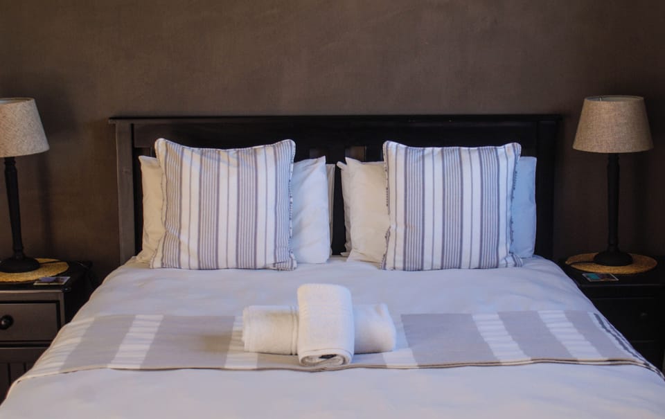 Standard Room | Premium bedding, in-room safe, desk, laptop workspace