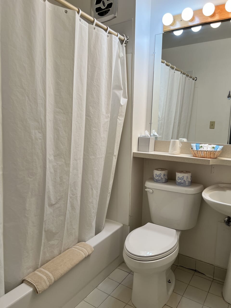 The Shoreline Inn Hotel in Grand Marais