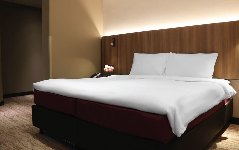 Tyrwhitt Premier Room | In-room safe, desk, iron/ironing board (on request), WiFi (free)