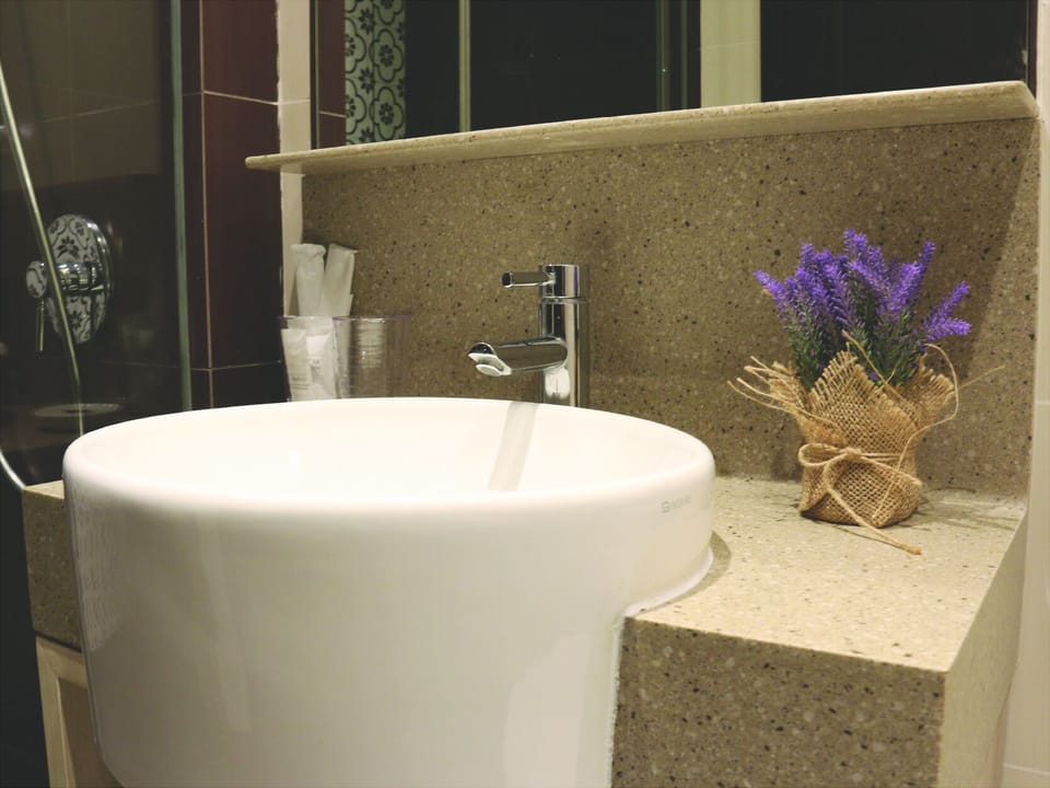 Hamilton Deluxe Balcony | Bathroom | Bathtub, free toiletries, bidet, towels