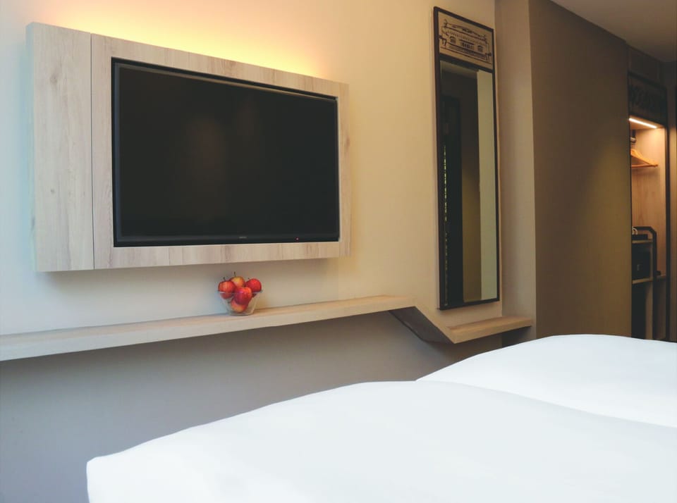Hamilton Superior Room | In-room safe, desk, iron/ironing board (on request), WiFi (free)
