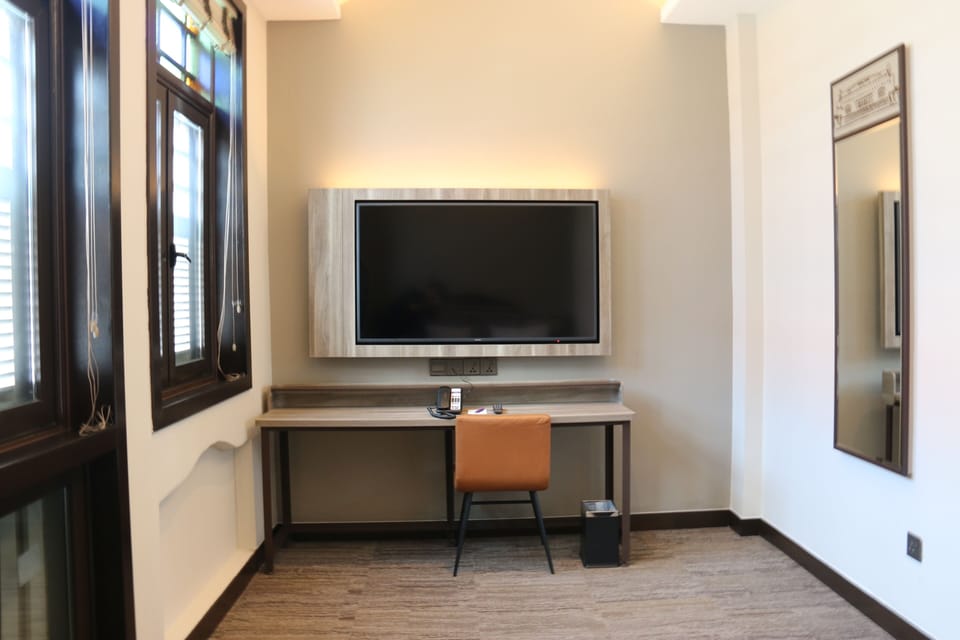 Hamilton Premier Room | In-room safe, desk, iron/ironing board (on request), WiFi (free)