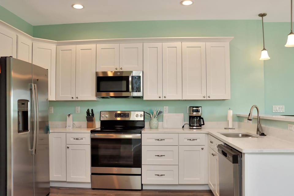 House, Multiple Beds (Windsong) | Private kitchen