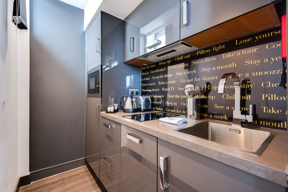 Grande Studio | Private kitchen | Fridge, microwave, stovetop, dishwasher