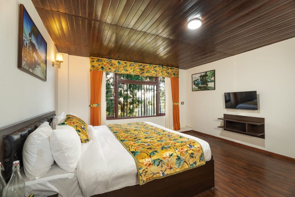 Penthouse with Balcony, Lake & Mountain View | Soundproofing, free WiFi