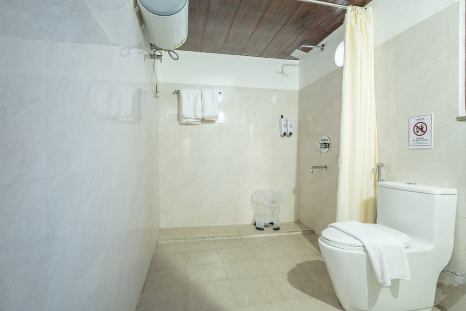 Penthouse with Lake View | Bathroom | Hair dryer, slippers