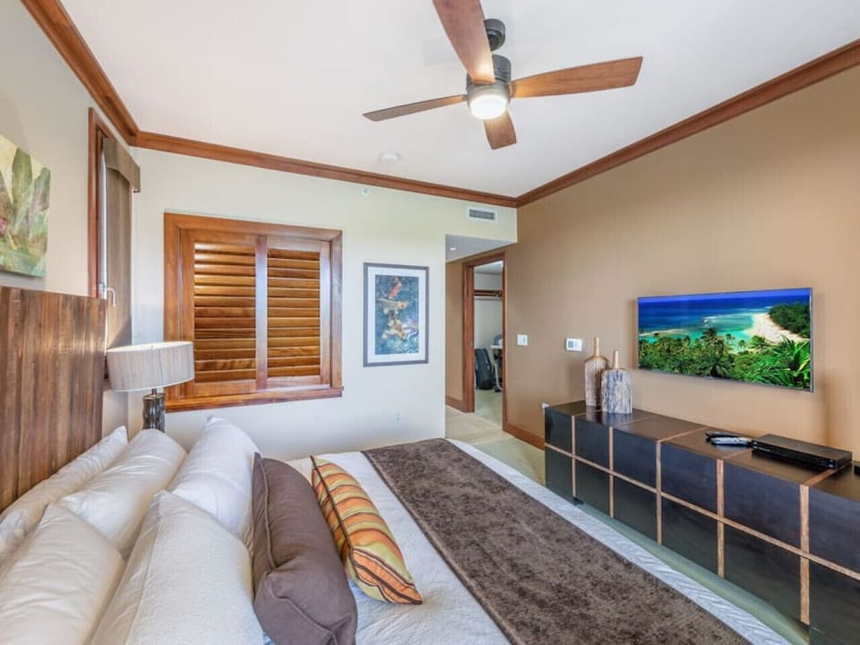 Primary bedroom with king bed, and  private lanai