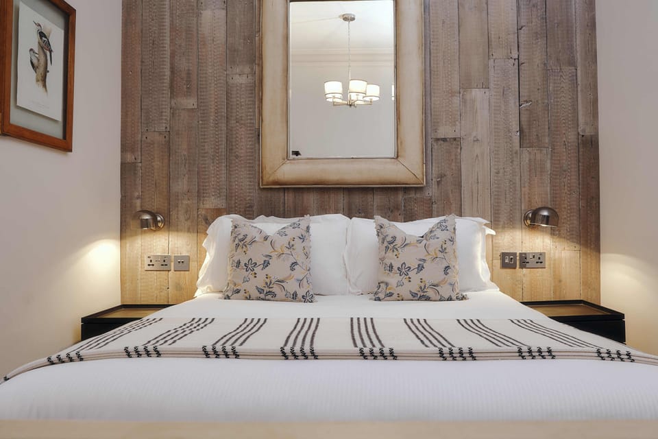 COSY DOUBLE | Premium bedding, individually decorated, individually furnished, desk