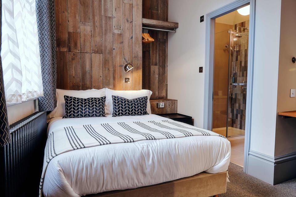 CABIN DOUBLE | Premium bedding, individually decorated, individually furnished, desk