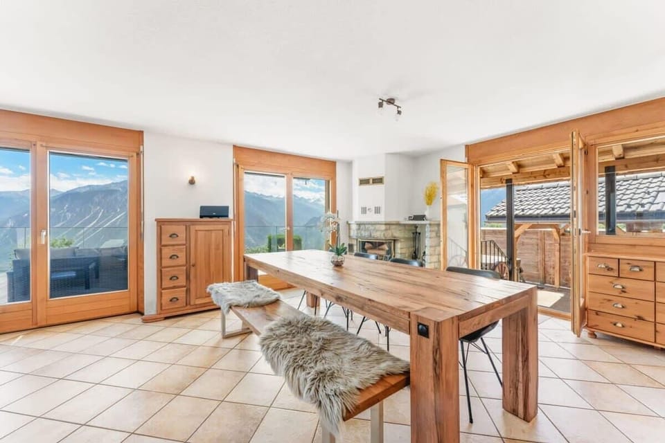Dining for Eight. Floor-to-ceiling mountain views —
morning coffee or evening wine, either works.