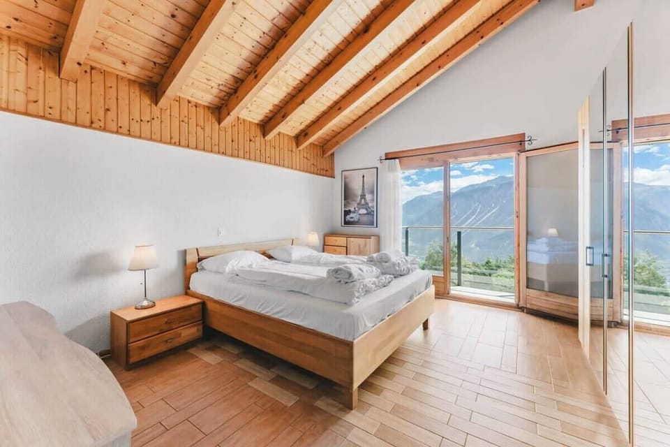 Sleep like royalty in the king bedroom on the upper floor. It opens to a private balcony, allowing you to marvel at the views as soon as you wake up.