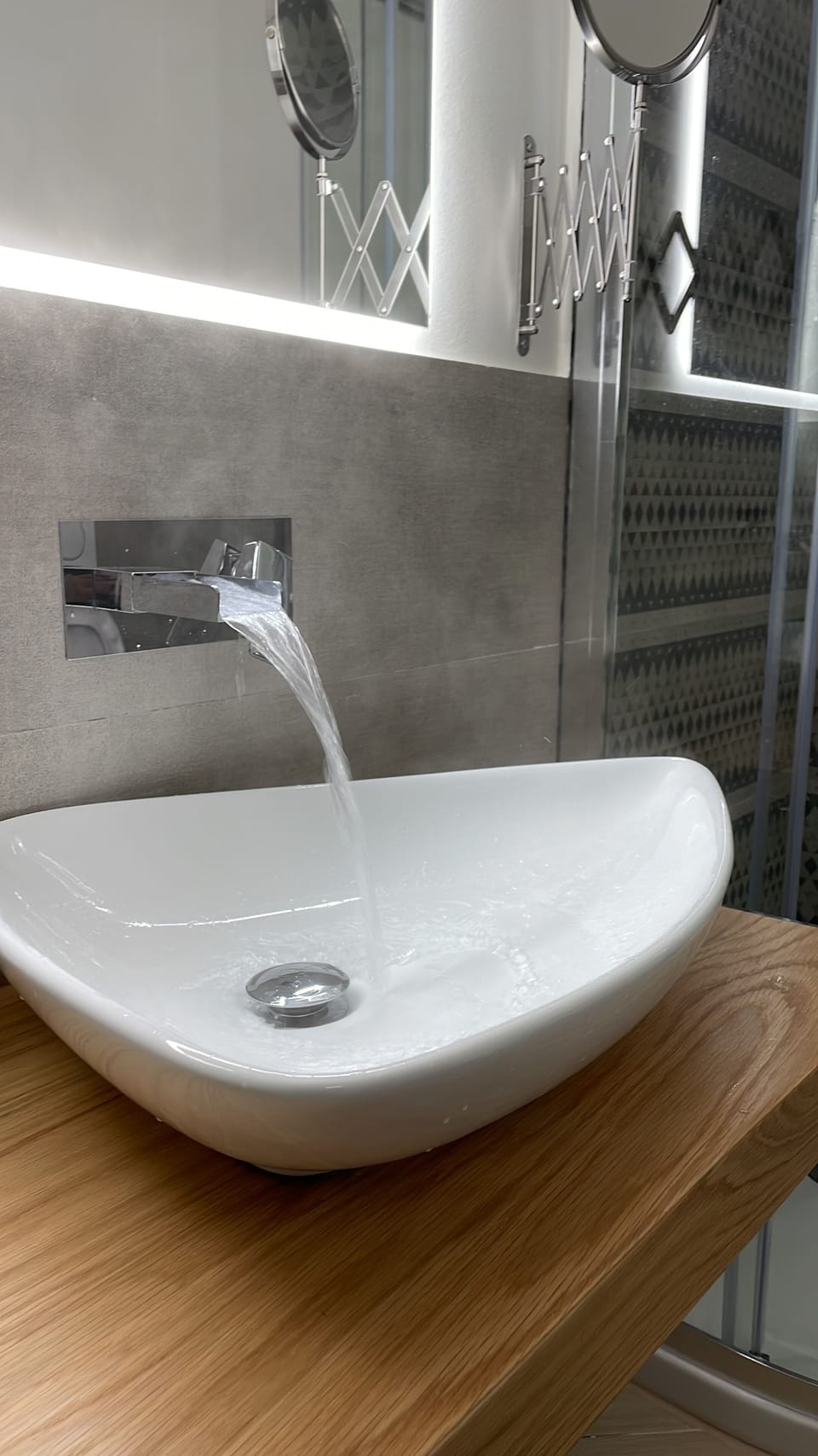 Comfort Room | Bathroom | Shower, hydromassage showerhead, hair dryer, slippers