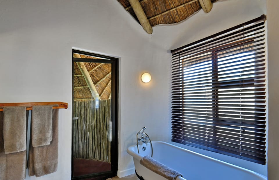 Standard Chalet | Bathroom | Separate tub and shower, rainfall showerhead, free toiletries, towels