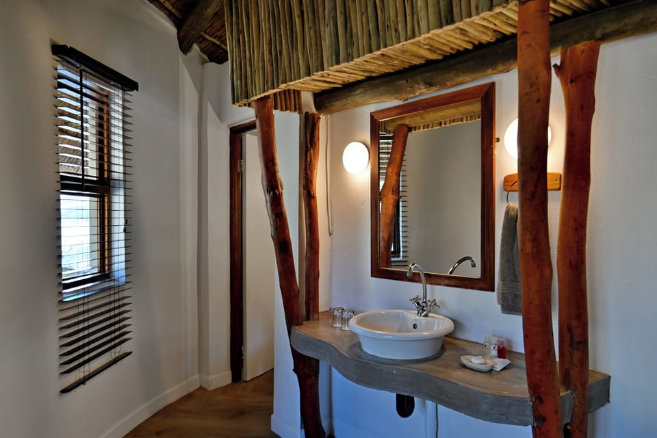 Standard Chalet | Bathroom | Separate tub and shower, rainfall showerhead, free toiletries, towels