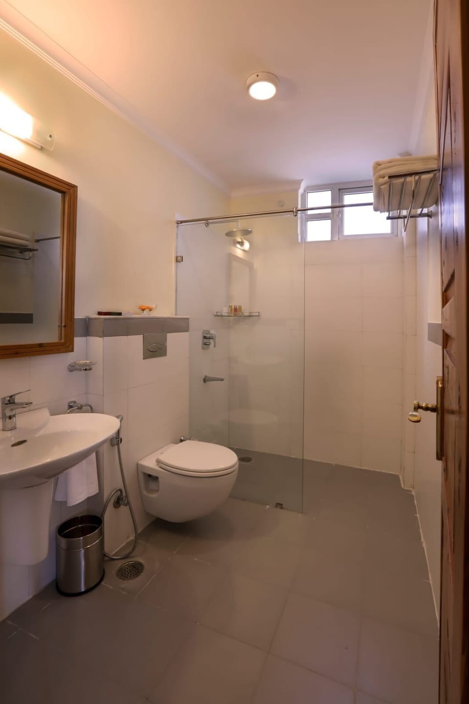Shower, rainfall showerhead, free toiletries, hair dryer