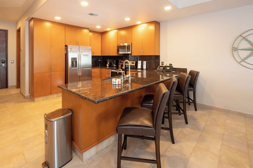 Panoramic Condo | Private kitchen | Full-size fridge, microwave, oven, stovetop