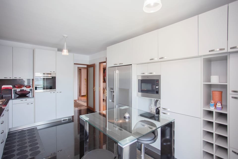 Panoramic Apartment | Private kitchen | Microwave, oven