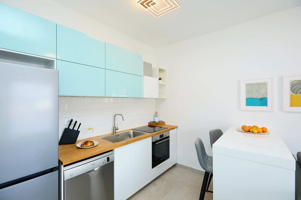 Apartment (1 Bedroom) | Private kitchen | Full-size fridge, oven, stovetop, dishwasher
