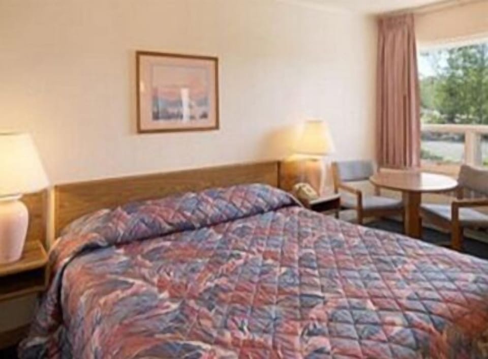 Blackout drapes, free WiFi, bed sheets