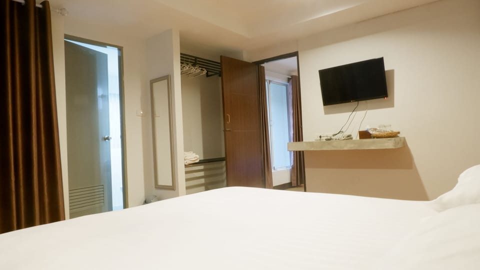 Family Room | Desk, free WiFi, bed sheets