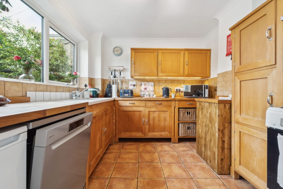 House | Private kitchen | Fridge, microwave, oven, stovetop
