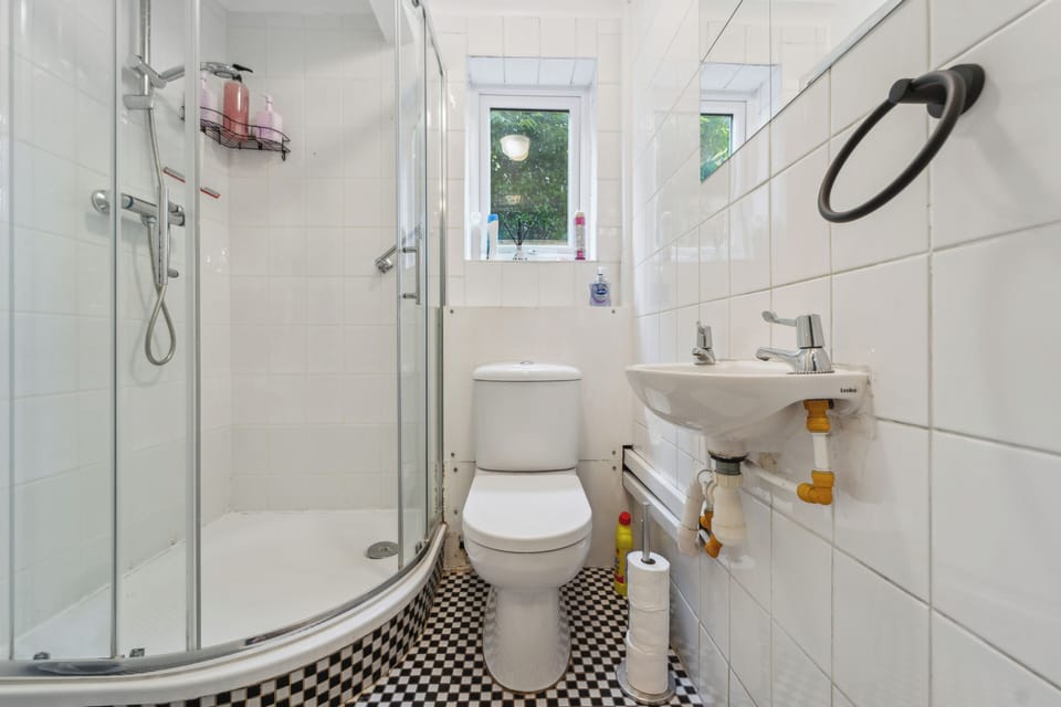Spacious Home - Sleeps 10 - Free Parking - Pets House in England