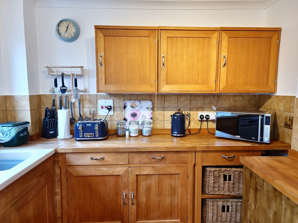 House | Private kitchen | Fridge, microwave, oven, stovetop