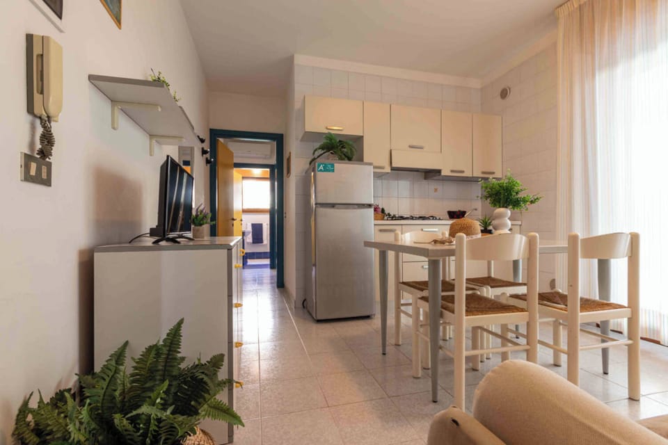 Apartment, 2 Bedrooms | Dining room