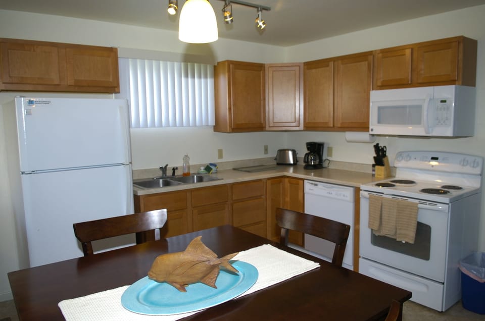 Superior Apartment, 2 Bedrooms, Kitchen | Private kitchen | Microwave