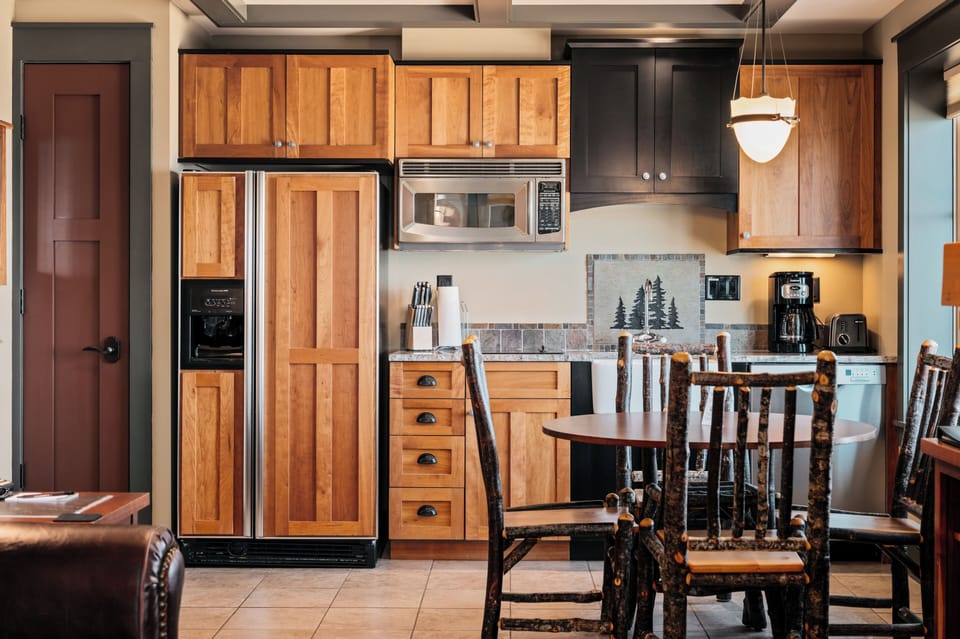 Lakeview One Bedroom Corner Suite | Private kitchen | Fridge, microwave