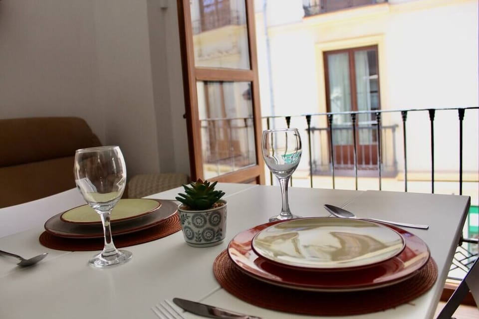 Platos, copas y elementos de cocina