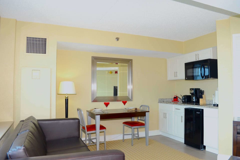 Studio | Private kitchen | Fridge, microwave, stovetop, coffee/tea maker