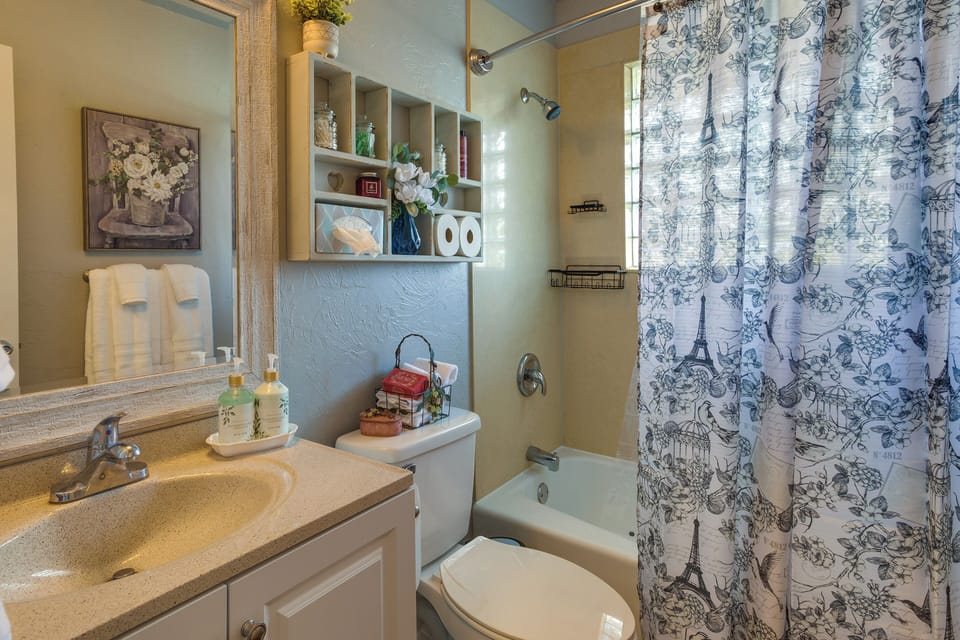 Full Bathroom | Shower/Tub Combo